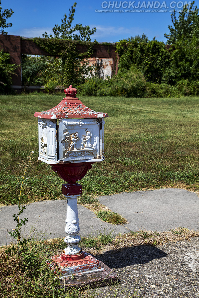 Forgottonia Illinois Fancy Mailbox